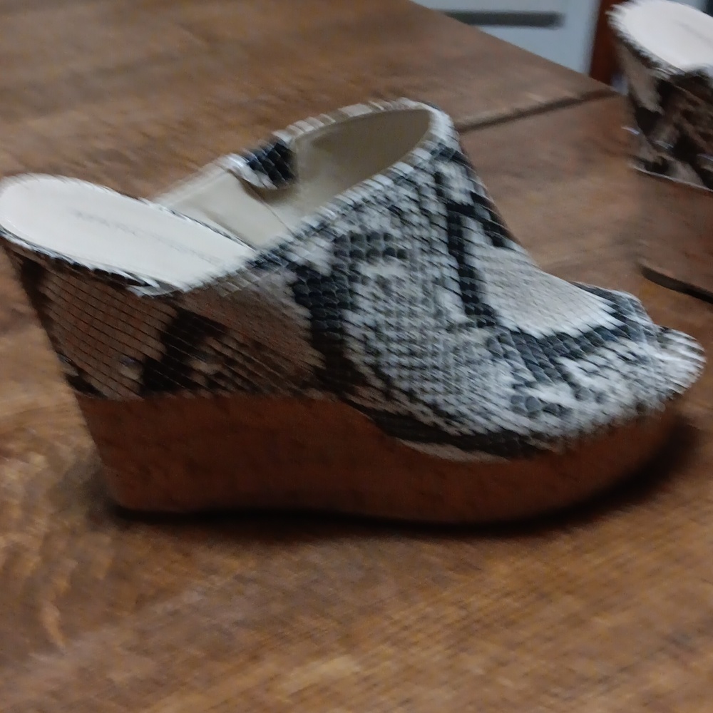Size 8.5 MARC FISHER FAUX SNAKE SKIN CORKSCREW WEDGES - Picture 4 of 8